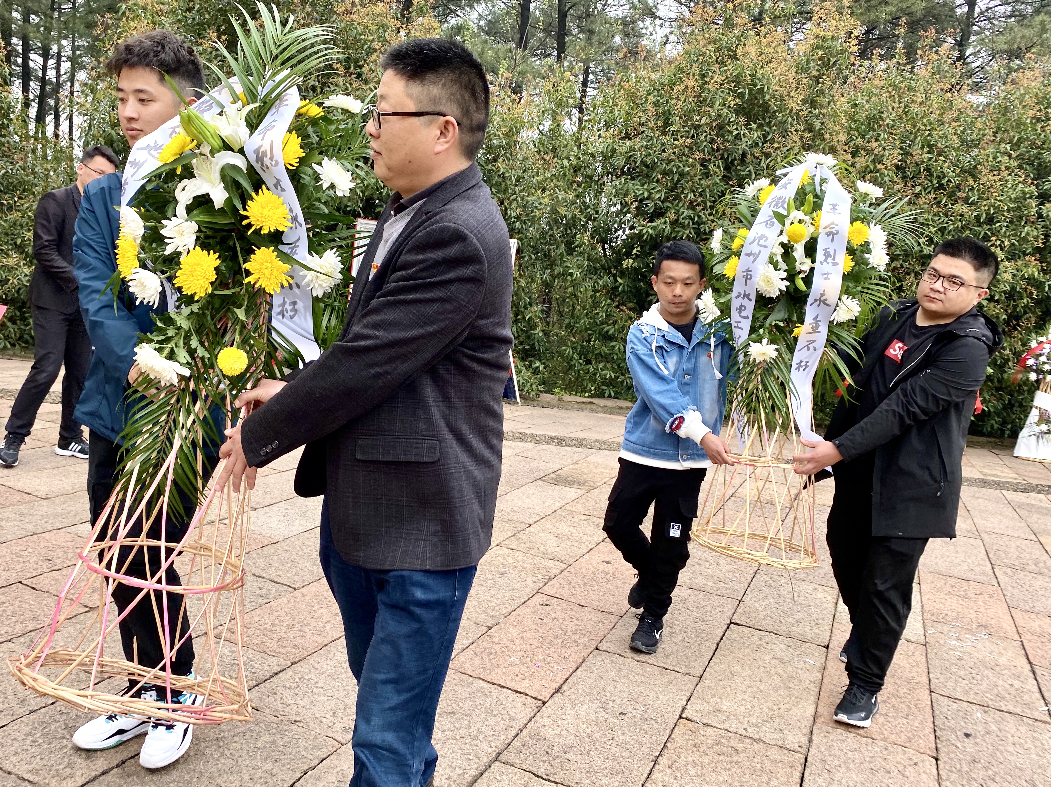 公司開(kāi)展清明節(jié)烈士陵園祭掃活動(dòng)(圖2)